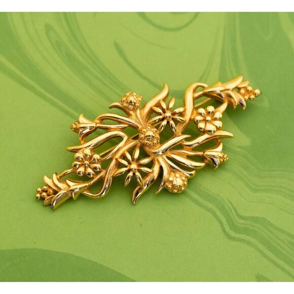 Vintage Art Nouveau Intricate Floral Plant Gold Tone Brooch by Monet - W1 - Picture 1 of 2